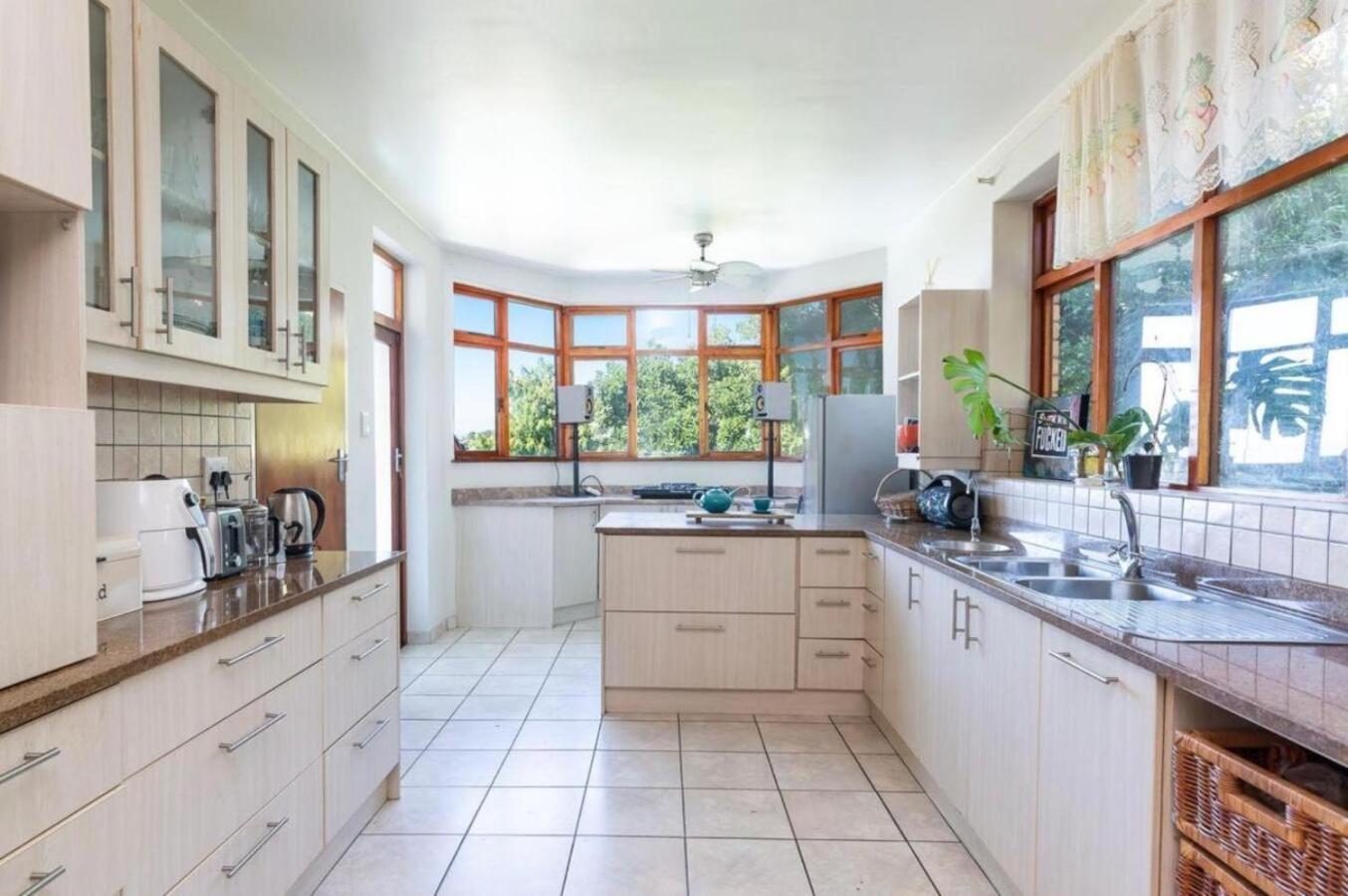 Apartment Spacious In Serene Neighbourhood Cape Town