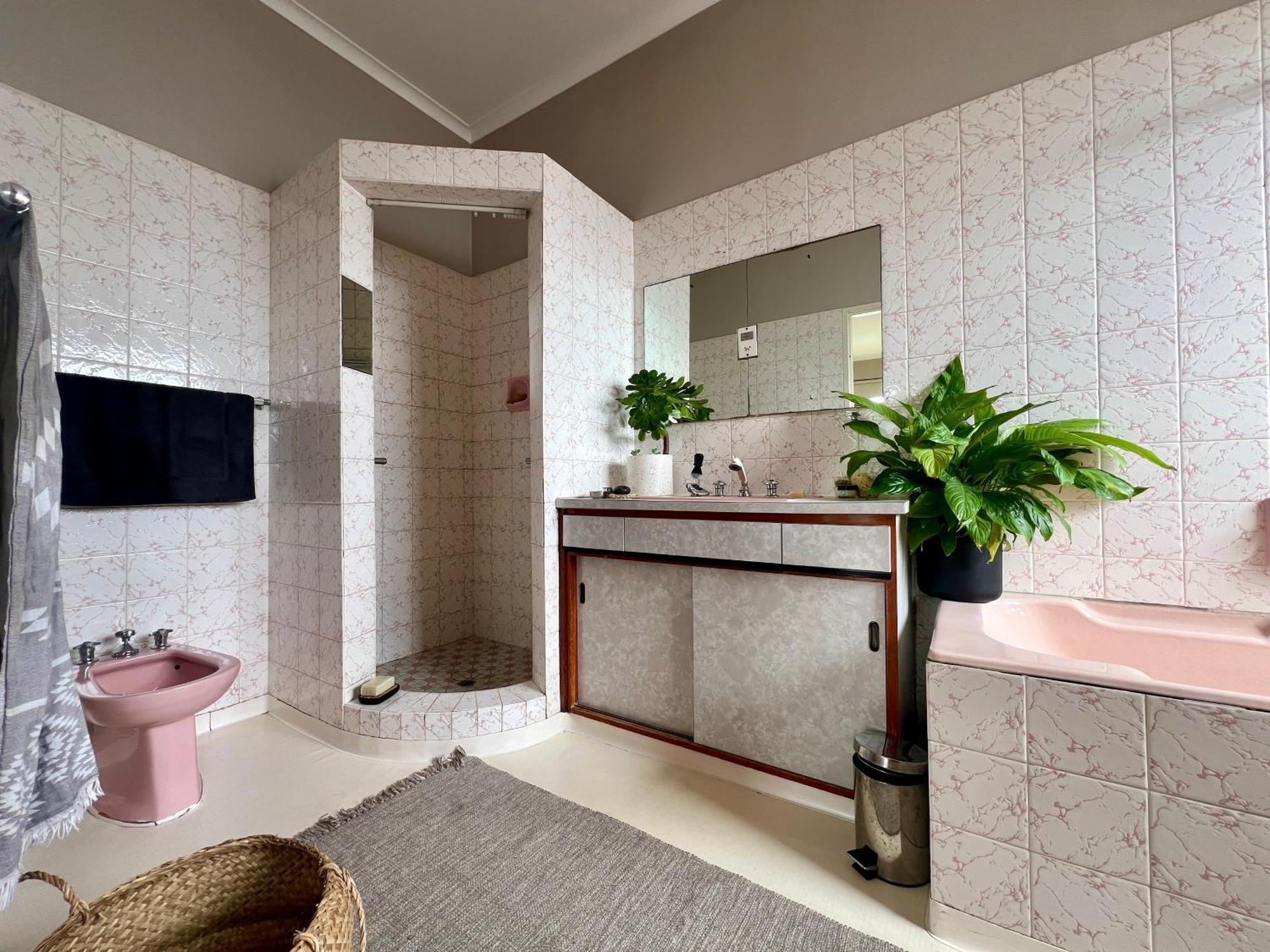 Apartment Spacious In Serene Neighbourhood *