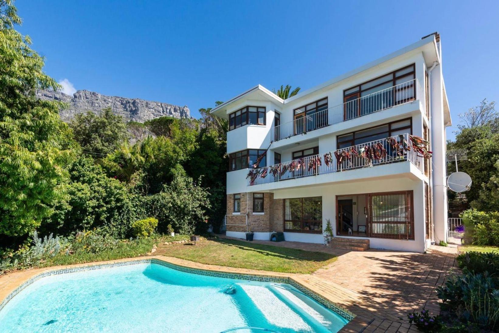 Spacious In Serene Neighbourhood Apartment