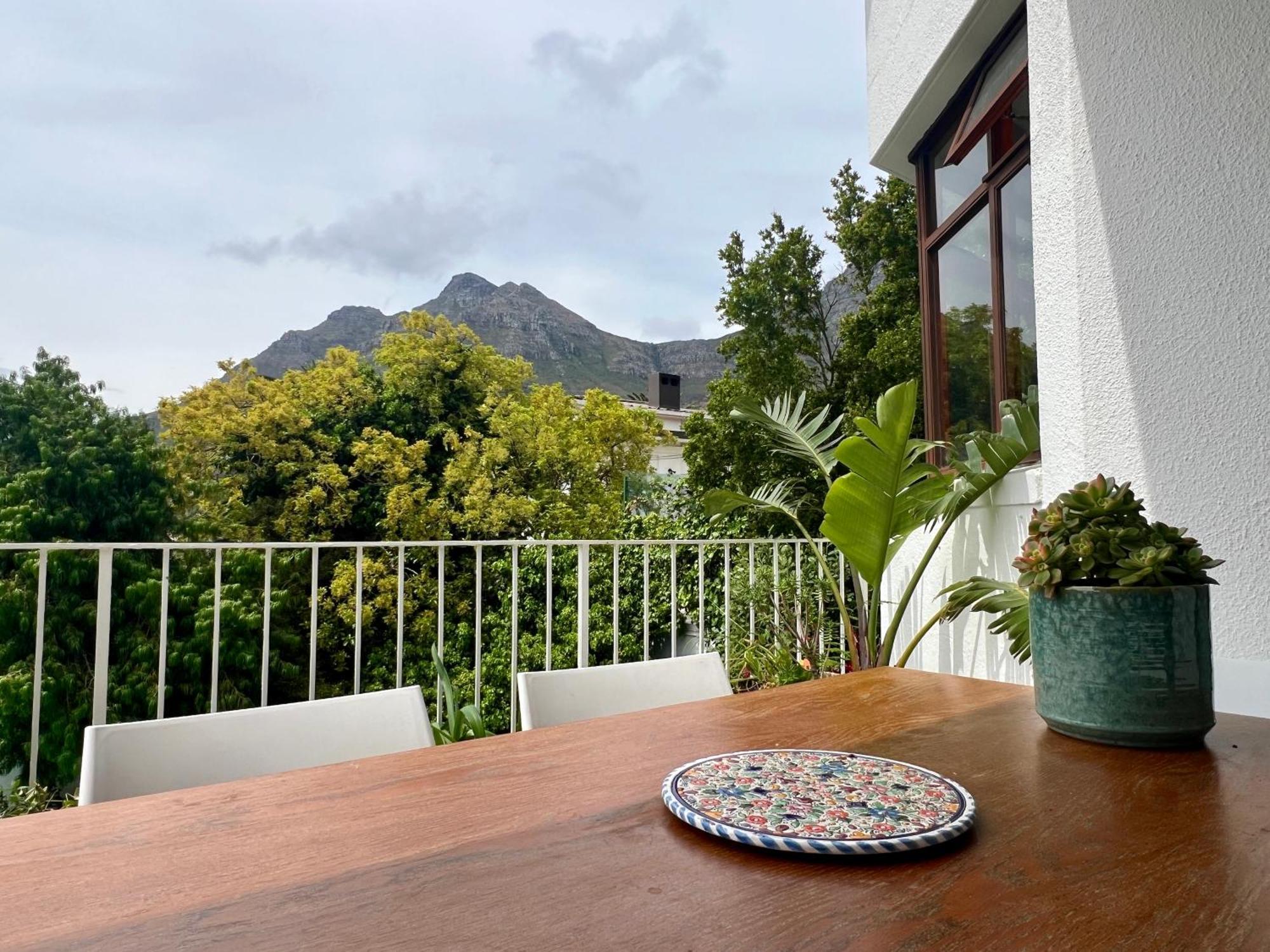 Spacious In Serene Neighbourhood Apartment